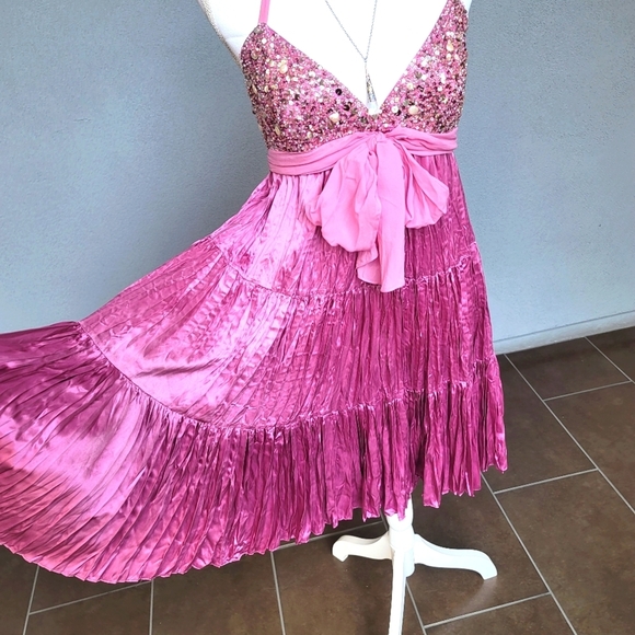 BCBGMaxAzria ✦ Silk Halter Dress ✦ Pink Tiered Pleats Beaded Detail Size 6 - Picture 4 of 15
